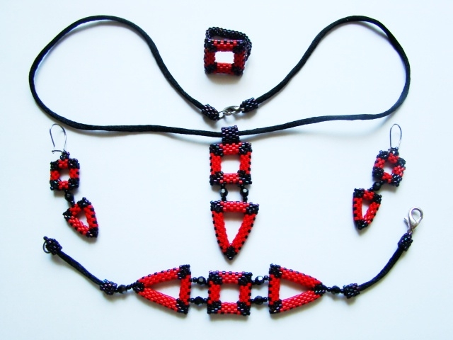 Conjunto colgante, anillo, pendientes y pulsera de abalorios en rojo y negro