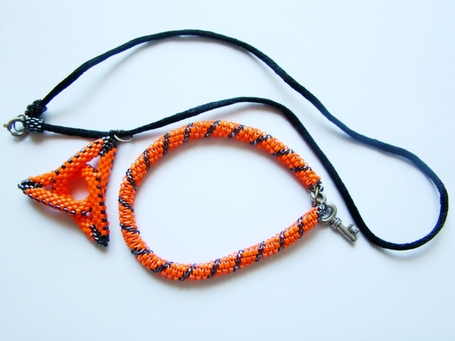 Conjunto colgante trisquel y pulsera de delicas naranja y metal