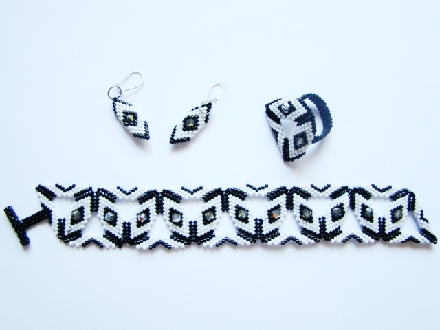 Conjunto pulsera, anillo y pendientes triángulos blanco y negro